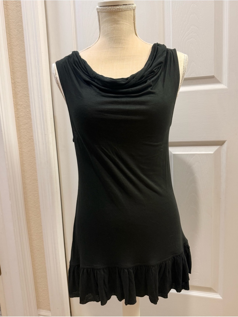 Banana Republic Black Ruffle-Hem Tank Top – Size XS – Never Worn